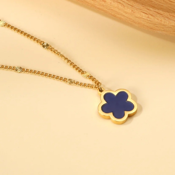 18k plated Gold and Blue Clover Pendant Necklace - Picture 4 of 4
